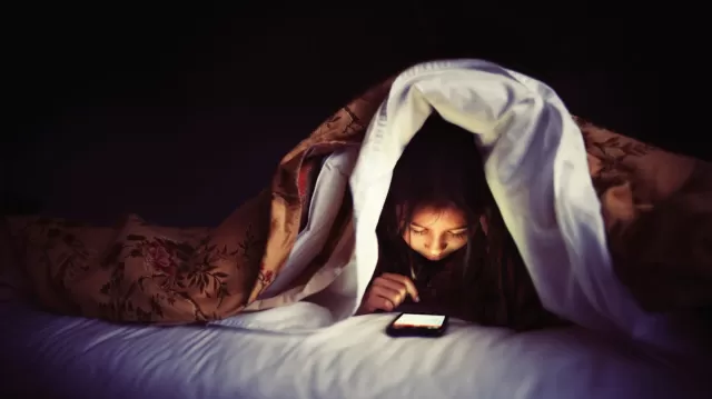 New Study Reveals Blue Light's Impact on Internal Clock and Sleep Patterns